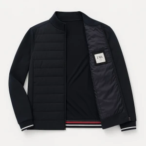 Svart cardigan från Zara - Snygg svart cardigan från Zara med quiltad framsida och diskreta vita och röda detaljer vid muddar och nederkant. Jackan har dragkedja och långärmad design, perfekt för en stilren look. Materialet är polyester och jackan har en modern, normal passform.