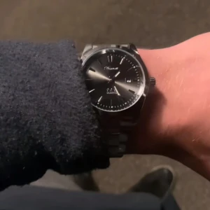 Svart och silver klocka från Doventi  - Tja säljer dena as feta klockan från Doventi med svart urtavla och silverfärgat armband i metall. Klockan har en rund form, tydliga indexmarkeringar och datumvisning. Quartz-urverk och klassisk design som passar till många outfits. Perfekt för dig som gillar en clean och modern look. Hör gärna av dig om frågor eller snabb affär🤝