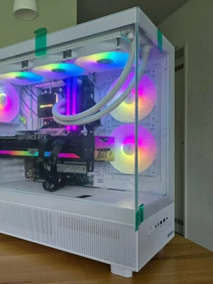 Custom Gaming PC med GeForce RTX & Enermax kylning - Snygg stationär gamingdator i Montech-vitt chassi med glaspanel, ASUS GeForce RTX grafikkort, Enermax vattenkylning och RGB-fläktar. Komponenterna ser nya ut och RGB-belysningen ger ett modernt intryck. Perfekt för gaming och kreativa uppgifter. Inga synliga defekter eller slitage.