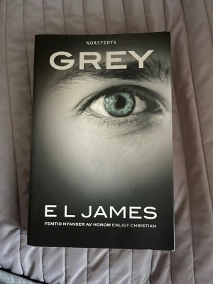 Fifty shades of grey/ femtio nyanser av honom - Upptäck en intensiv och känsloladdad berättelse ur Christians perspektiv. Perfekt för dig som gillar romantik och drama med en mörk twist. En modern klassiker som fångar både hjärta och sinne. Säljer hela serien dvs alla 4 böcker!. Böckerna är i bra skick och har inga skador, böckerna är på svenska 