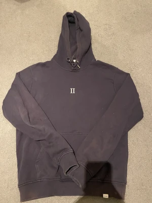Les deux hoodie  - Snygg hoodie från les deux. Varan bra omhändetagen och i bra skick. Ett bra pris men kan diskuteras! Hoodien är i M men är lite mindre i storleken. Skriv vid minsta fundering!🤩🤩