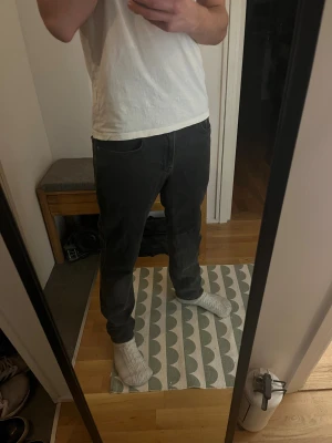 Mörkgrå Jeans - Säljer dessa mörkgråa jeans i storlek 32/32. Passformen är lite mer straight/baggy. 