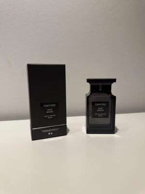 Tom Ford Oud Wood 100 ml - Endast testat spraya 1-2 gånger. Clean doft👌🏽
