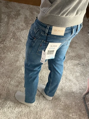 Helt nya Replay jeans med slitningar  - Replay Jeans | skick 10/10 | Storlek 31/30 | Pris - 549kr | Modellen är ca 179cm lång | Hör av dig vid minsta fråga eller fundering!!