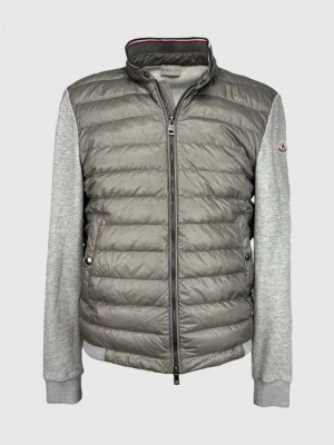 Moncler cardigan jacka - | Säljer en Moncler cardigan jacka i mycket fint skick. | Storlek: Medium. | Hör av dig vid frågor eller funderingar. 