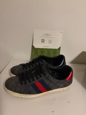 Gucci ace skor  - Hej säljer ett par Gucci ace skor i storlek 44 skick 8/10 skulle nog inte sitta fel med en liten tvätt men annars är allt parfekt har tyvärr inget kvitto men allt ingår box dustbag extra snören med mera priset är inte hugget i sten