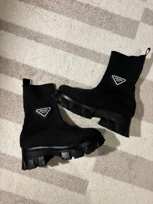 Superfina Kängor  - Kängor som är bara använda EN GÅNG. Supersnygga, väldigt sköna & lätta att gå i. Storlek 36. 