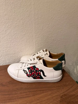 Superfina Sneakers  - Väldigt sparsamt använda i storlek 36. Fått dom i present för ca 1 år sen. Super fina och eleganta.