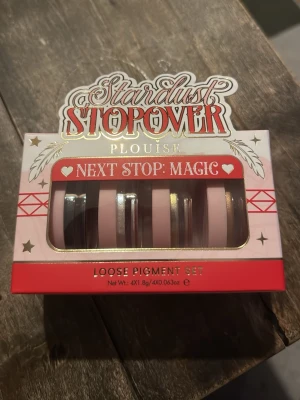 P.Louise Stardust Stopover pigmentset - Loose pigment set med fyra olika färger. Färgerna är skimrande och passar perfekt för att skapa magiska ögonlooks. Pigmenten kommer från plouise adventskalender och är helt oanvända 