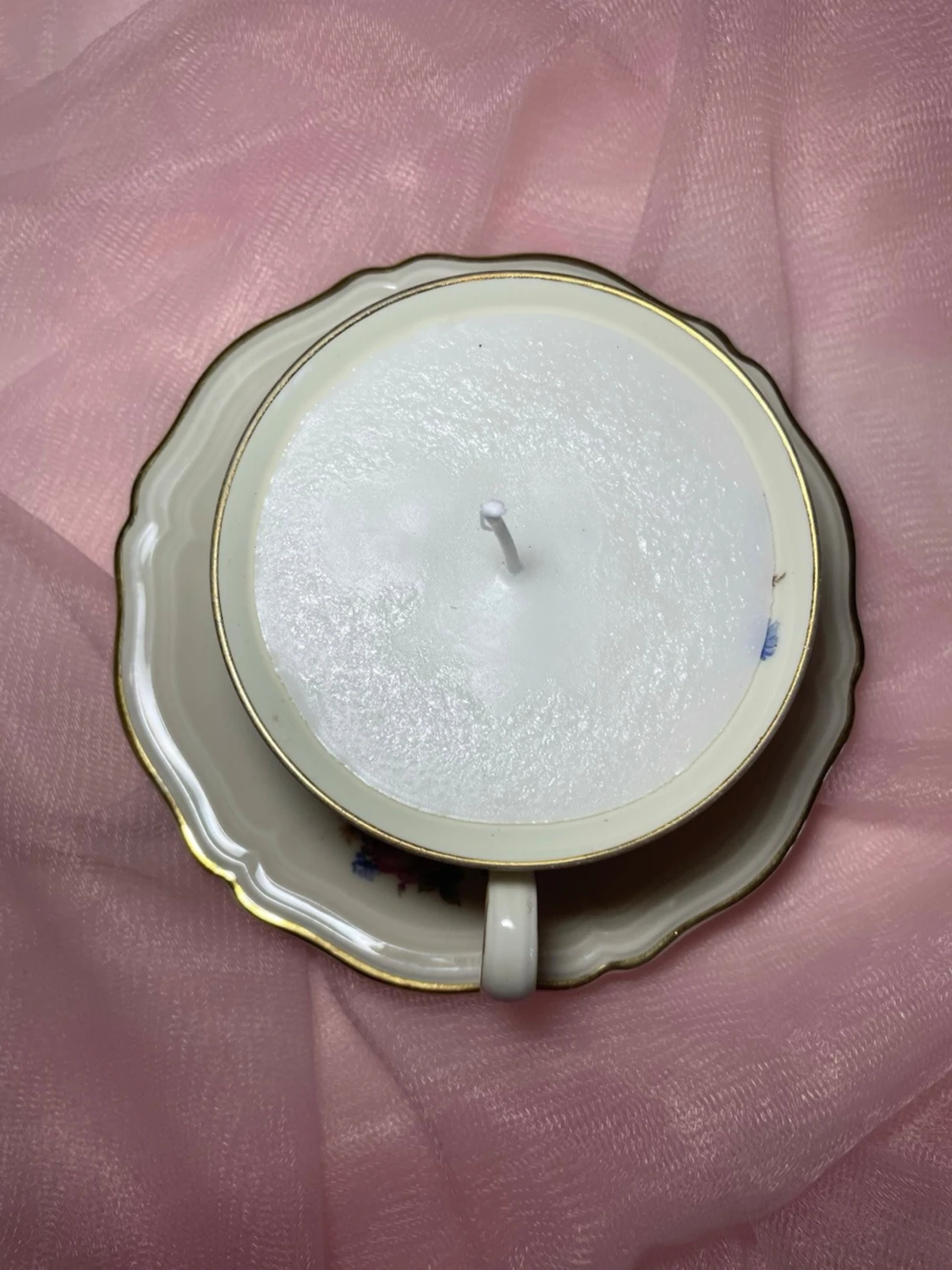 Doftljus i en tekopp i en vit kräm färg med flerfärgat blommigt mönster nr 3 - 4