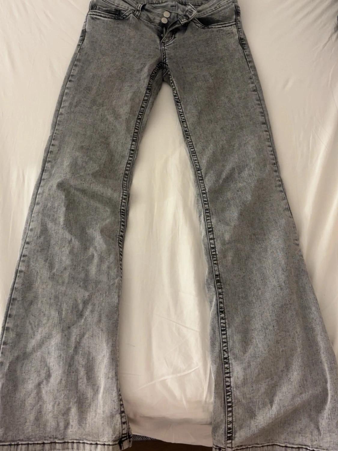 Grå bootcut jeans med broderade fickor - 1