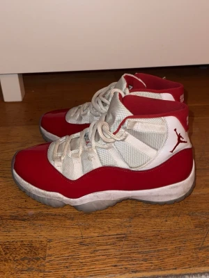 Nike Air Jordan 11 röd och vit  pris kan diskuteras  - Säljer ett par Nike Air Jordan 11 sneakers i rött och vitt med högt skaft. Skorna har snörning, rund tå och platt sula. Ovandelen är i syntet och skinn med meshpaneler för extra ventilation. Ikonisk Jumpman-logga på sidan och cool design som sticker ut.