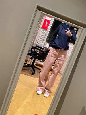 Mörkblå hoodie  - Säljer en mörkblå hoodie från Ullareds egna märkr. Hoodie är väldigt skön och har tjocka snören, som gör att hoodie ser lite fränare ut!