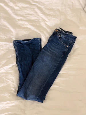 Blå jeans från ONLY, storlek XS - Snygga blå jeans från ONLY. Bootcut modell och mer åt low waist hållet. Materialet är mjukt och bekvämt bomullsjeans. Pris kan diskuteras 