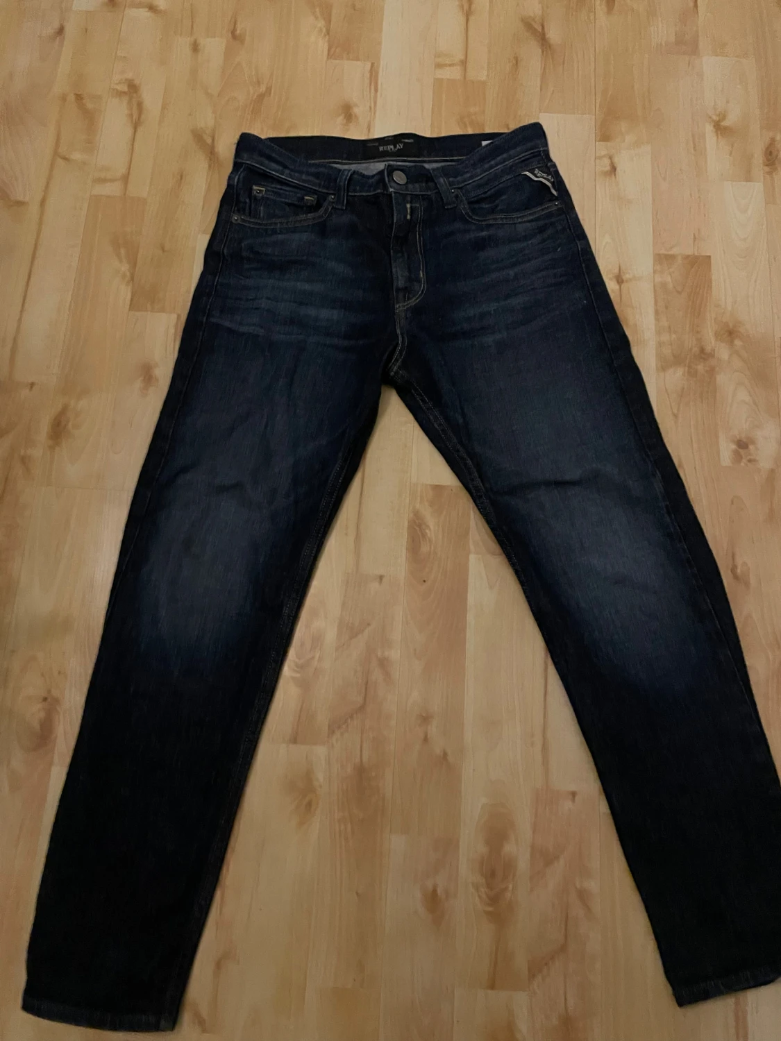 Mörkblå jeans från Replay