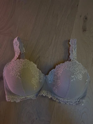 Intimissimi bh - Jättefin vit bh ifrån intimissimi. Använd men i fint skick. 