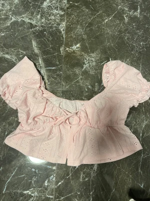 Rosa topp/tröja - Rosa tröja med små hål, fin till sommaren och väldigt sval.