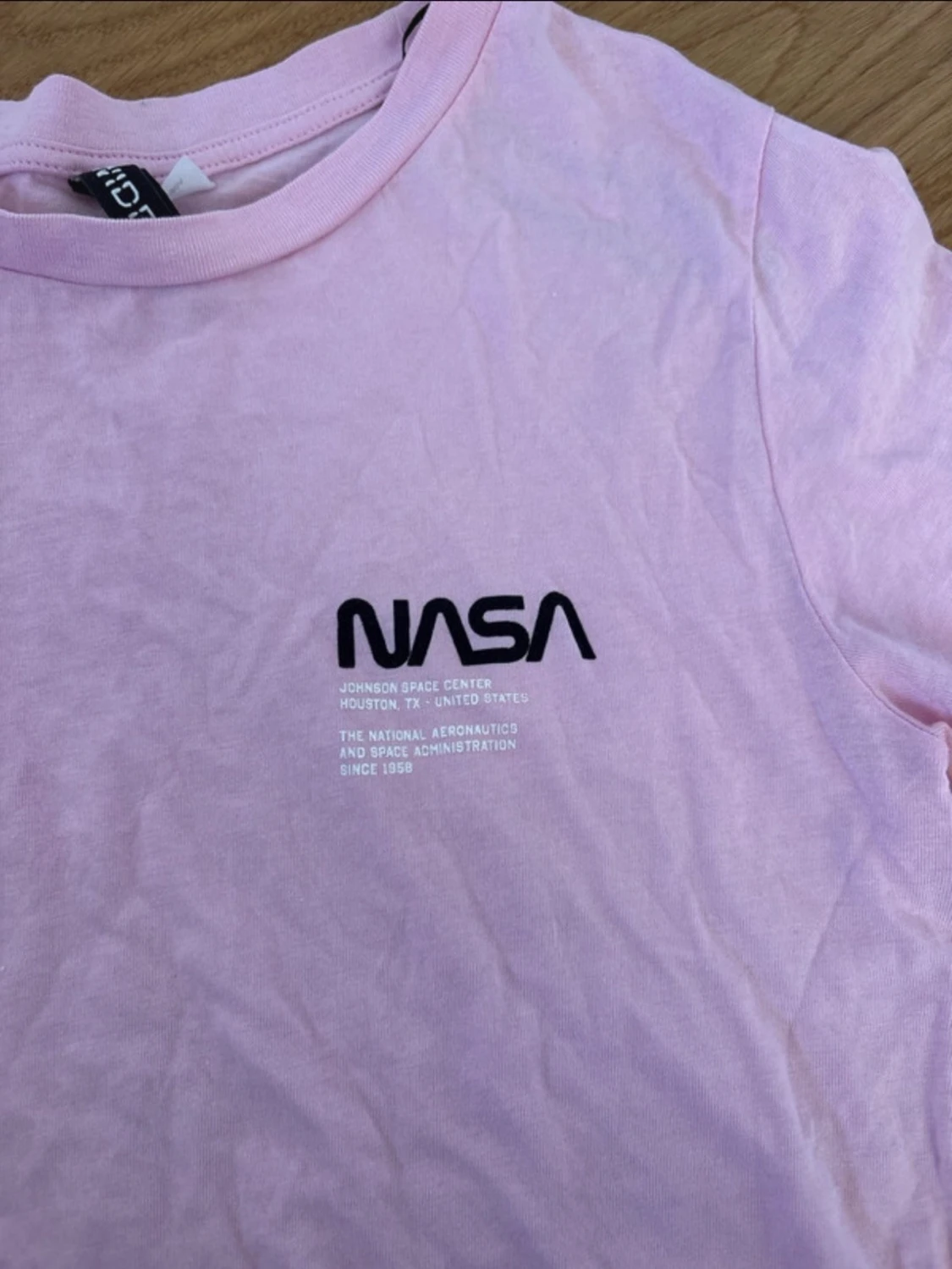 Ljusrosa NASA t-shirt från DIVIDED - 1