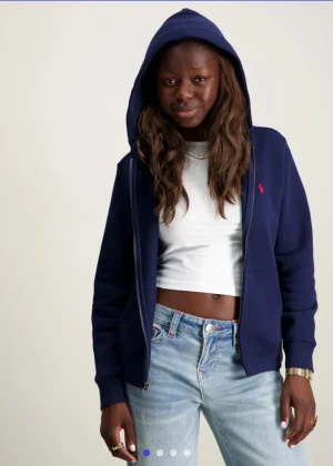 Ralph Lauren Zip- Hoodie - Säljer vintage marin blå zip hoodie gold zip kofta. Har används få gånger och har ett litet hål som inte är märkvärdig. Strlk XL men eftersom den är vintage passar den mig som har storlek xs/s 💕