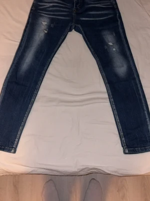 Mörkblå dsquared2 jeans -  Hej, jag säljer just nu mina äkta mörkblåa dsquared2 jeans, jag har använt dem tre gånger, gillar dom som fan men måste ha lite pengar allafall storlek är 50