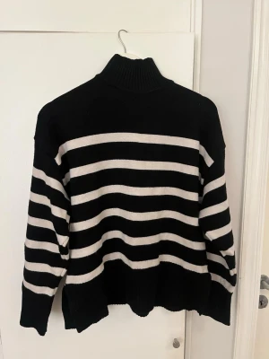 Svartvit randig polotröja - Från Zara, sticks ej utan är ”len” i materialet