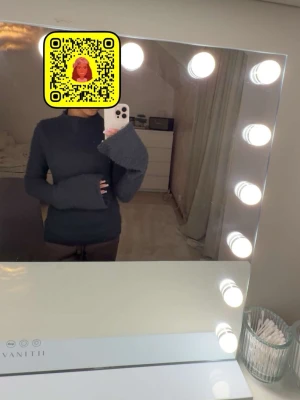 Mörkblå stickad tröja med vida ärmar - Säljer en mörkblå stickad tröja med långa, vida ärmar och hög hals. Tröjan har en enkel och stilren design som passar perfekt till jeans eller kjol. Supermysig och perfekt för kyligare dagar. Rätt så liten i strl. Aldrig använt. 