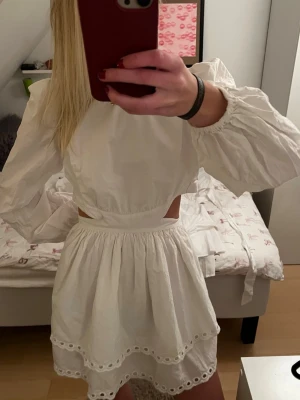 Vit klänning  - Så fin klänning från Bikbok 🌟 Perfekt till studenten eller skolavslutning!! Storlek M men skulle säga att den passar mindre också (har vanligtvis S) 💕  Nypris 790kr
