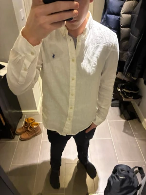 Ralph lauren skjorta - Vit Ralph lauren skjorta i bra skick, storlek XL barnstorlek den sitter typ som en vuxen S. Jag säljer den för 450 hör av dig vi fundering och frågor👍🏼