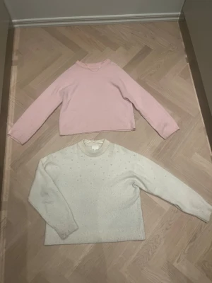 4 stickade tröjor i olika färger - Säljer 4 stickade tröjor med rund hals och lång ärm. En ljusrosa, en vit med små pärldetaljer, en mörkgrå och en hel vit. Alla har en loose passform och är perfekta för kyliga dagar. Tröjorna är mjuka och sköna, passar dig som gillar enkel och stilren look. Den rosa är ifrån lager157 st S. Den vita med pärlor är ifrån hm st s. Den hel vita är ifrån hm st xs och sist har vi den gråa och den är ifrån hm i st s. Vissa av tröjorna kan också va noppriga men de går bort med en noppermaskin 