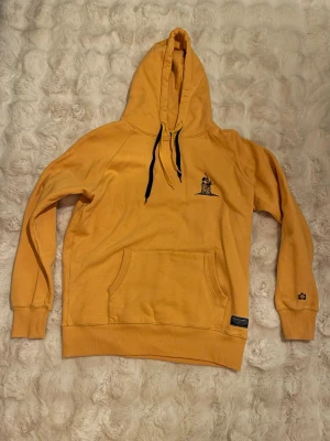 Norrlandshoodie - Gul hoodie från Norrlands storlek S. Litet tryck fram på bröstet och stort på ryggen