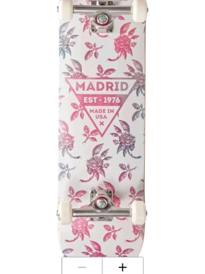 Madrid skateboard med blommigt mönster - Säljer en snygg knappt använd skateboard från Madrid med blommigt mönster i rosa och lila på undersidan och svart griptape med Madrid-logga på ovansidan. Brädan har vita hjul och klassiska silverfärgade trucks. Perfekt för dig som vill sticka ut i skateparken!