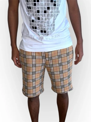 Burberry shorts-Herr,Storlek XXL - Helt nya. Fin replika med hög kvalitét. Storlek: EU|XXL  Modellen är 175cm lång är bär S. Pris: 949kr. Först till kvarn. Skickas direkt inom 24h