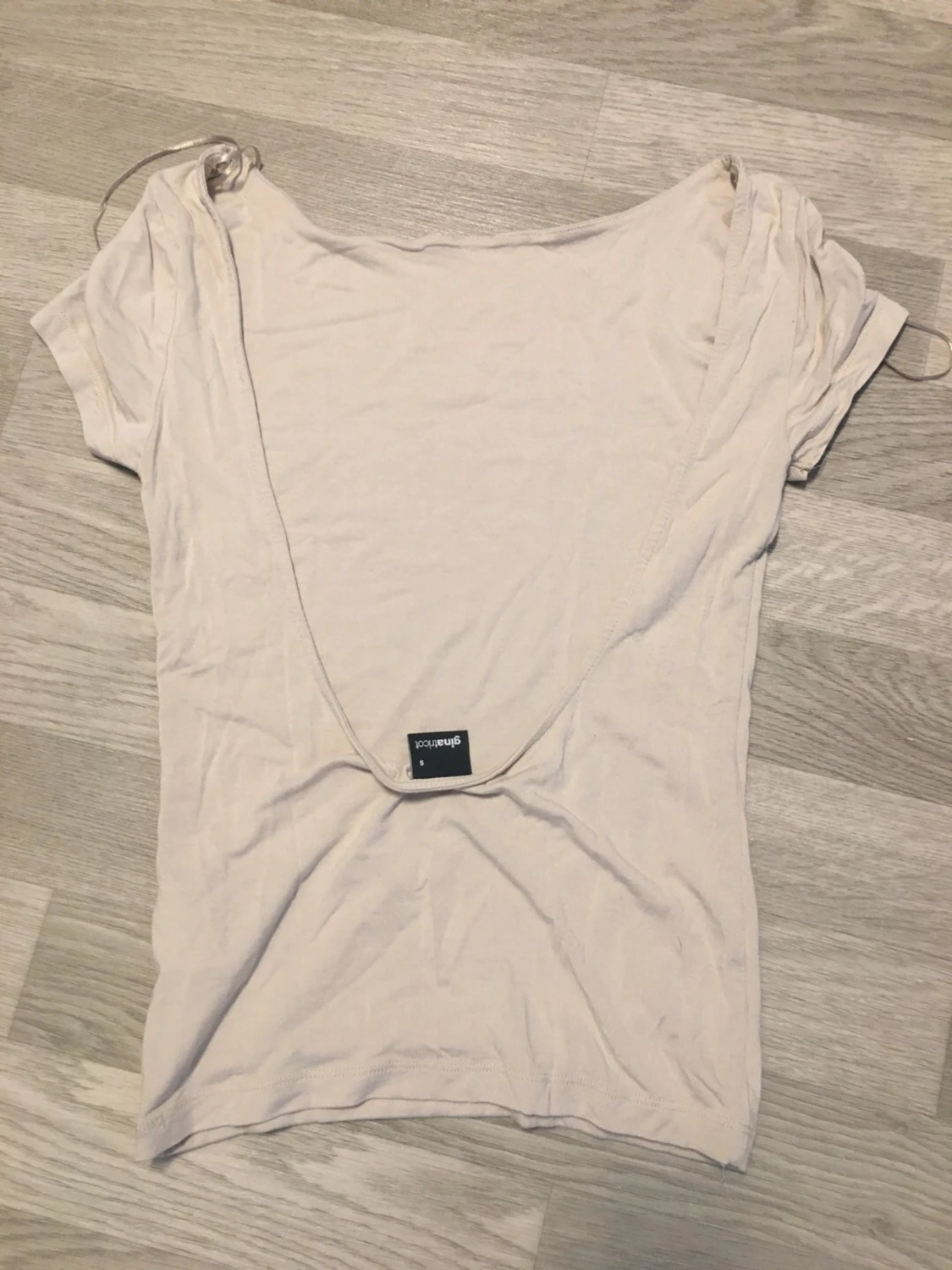 Ljusbeige topp med öppen rygg - 1