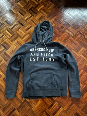 Abercrombie & Fitch Hoodie - Storlek Medium. Skick - Använd men i gott skick. Mitt pris - 599kr.