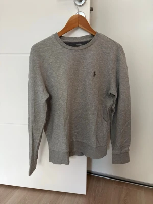 Ralph Lauren tröja  - Säljer en grå sweatshirt från Polo Ralph Lauren i storlek S. Säljs pga att den inte är min stil längre. Knappt använd. Hör av dig om du har några funderingar! 