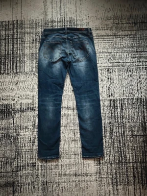 Dondup George  - Säljer ett par mycket fina dondup George skick 10/10. Storlek W34 och passar folk runt 180