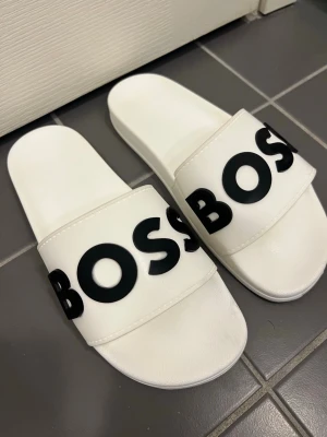 Boss Tofflor - Tja, säljer mina super snygga Boss tofflor då jag har ett par andra. Använda 1-2 gånger och säljs då dem inte kommer till användning. Skriv privat vid minsta lilla fundering!