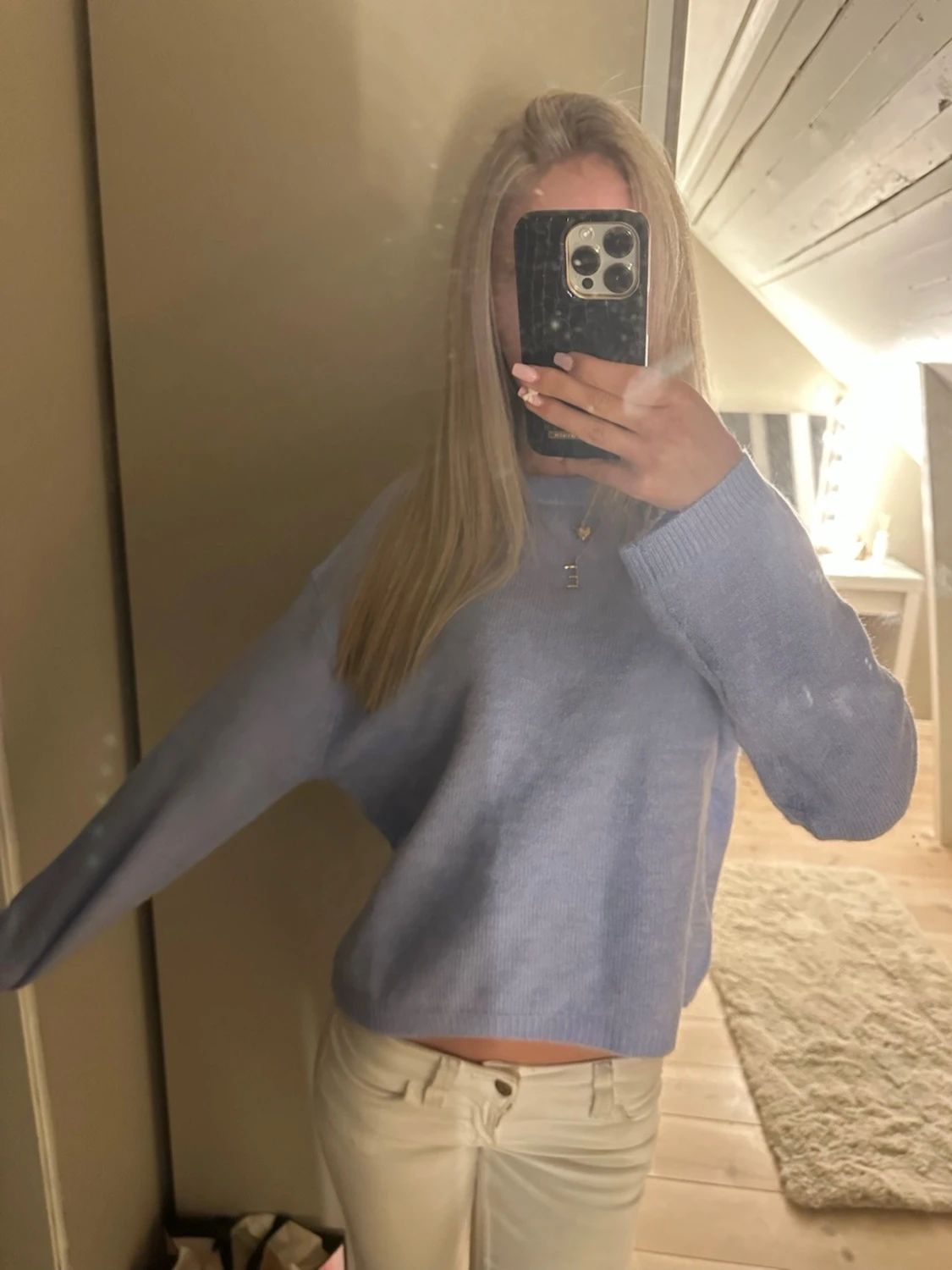 Ljusblå stickad tröja