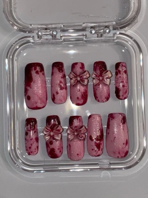 ✨ Pink Blood Press-ons – Handmålade & Unika ✨ - Letar du efter naglar som sticker ut? Dessa handgjorda press-ons är den perfekta blandningen av coola, söta och lite lagom läskiga. Den drömmiga rosa basen möter dramatiska blood drips för en look som garanterat drar blickarna till sig! ✨Du får naglarna i en genomskinlig ask som du kan förvara dom i. Se exact storlek på sista bilden🩷 