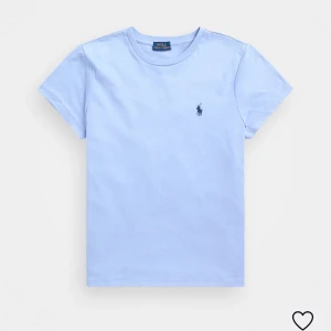 Ljusblå t-shirt från Ralph Lauren - Snygg ljusblå t-shirt från Ralph Lauren med klassisk passform och korta ärmar. Den har en liten broderad logga på bröstet. Färgen är dock lite mörkare än denna men de e samma modell kan skicka bild på färgen privat