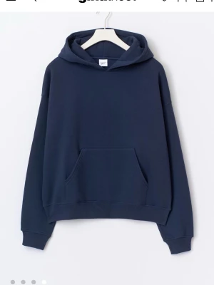 Hoodie  - En mörk blå hoodie från Gina i bra skick, färgen är lite urtvättad, inte använt den mycket! Skön inuti 