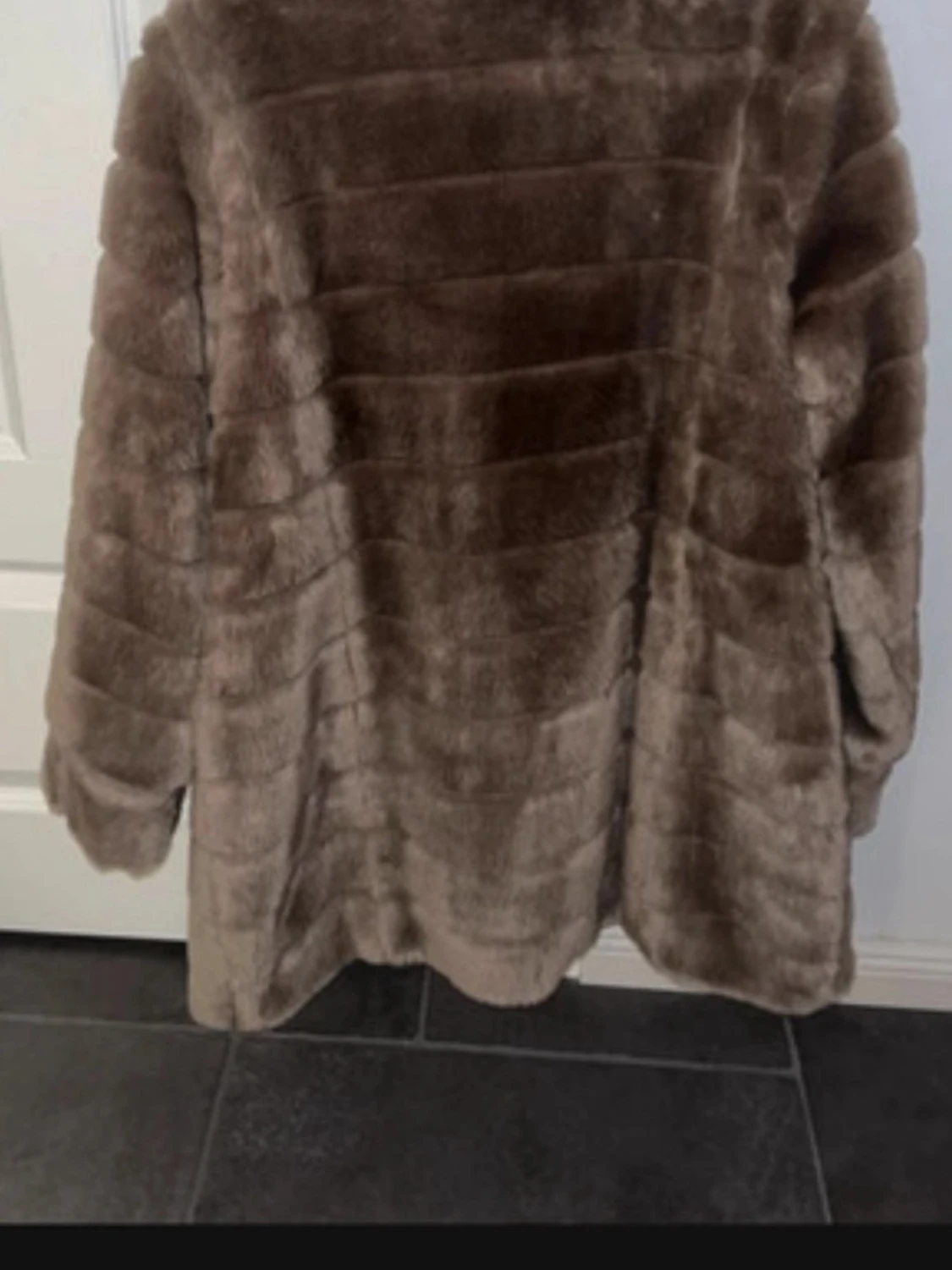 Beige pälsjacka från CKN Scandinavia - 3