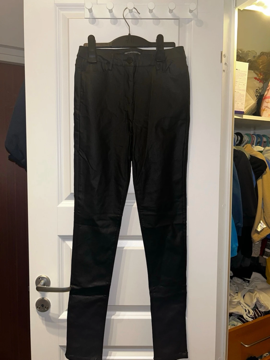 Svarta coated byxor first class collection