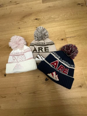 Åremössa - Åremössor i  blå och beige.OBS ROSA SÅLD!!! 400kr st eller 800 kr för alla två. Jättebra skick, använda fåtal gånger. Inga sminkfläclar eller liknande. Riktiga Åremössor och inte från one wear.