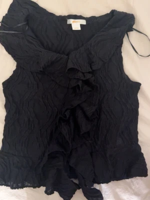 Svart volangblus från Gina Tricot - svart topp från gina med volanger