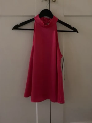 Rosa satin ärmlös halterneck topp - Aldrig använd 💞
