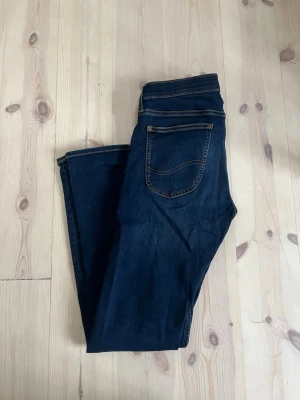 Lee jeans  - Mörkblåa jeans ifrån märket Lee, storlek 31/32, slim/skinny modell, midje mått: 40,5 cm, ytterbenslängd: 105 cm och benöppning: 15 cm, jeans är i stretch typ, skriv vid frågor!