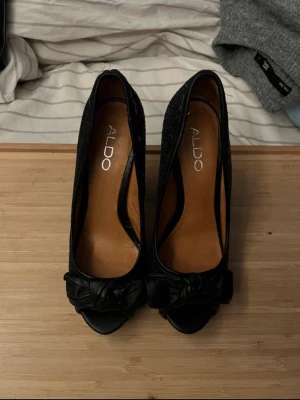 Svarta högklackar - Är i strl 36,5. 