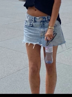 Ljusblå jeanskjol  - Säljer en ljusblå låg midjad jeanskjol! 