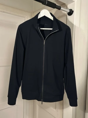 Stenströms leisure jacka  - Stenströms jacka i mycket behagligt tech material | Något tunnare jacka, fungerar även inomhus | Storlek: M | Nypris: 2500kr | Skriv om du har funderingar | 